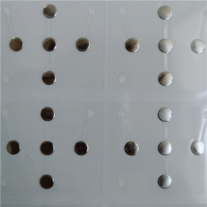 Zvuková kovová kupolová vrstva